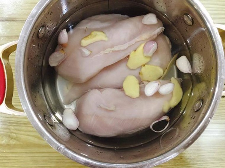 Cách luộc gà thơm ngon:  Đầu tiên, bạn rửa sạch thịt gà với nước muối loãng. Sau đó, cho gà, 1 ít lá chanh, sả, gừng cắt lát và mêm thêm một ít muối để gà được đậm vị hơn. Cuối cùng là cho nước vào luộc gà trong 15 đến 20 phút, tắt bếp, tiếp tục om gà trong nước luộc khoảng 10 phút.