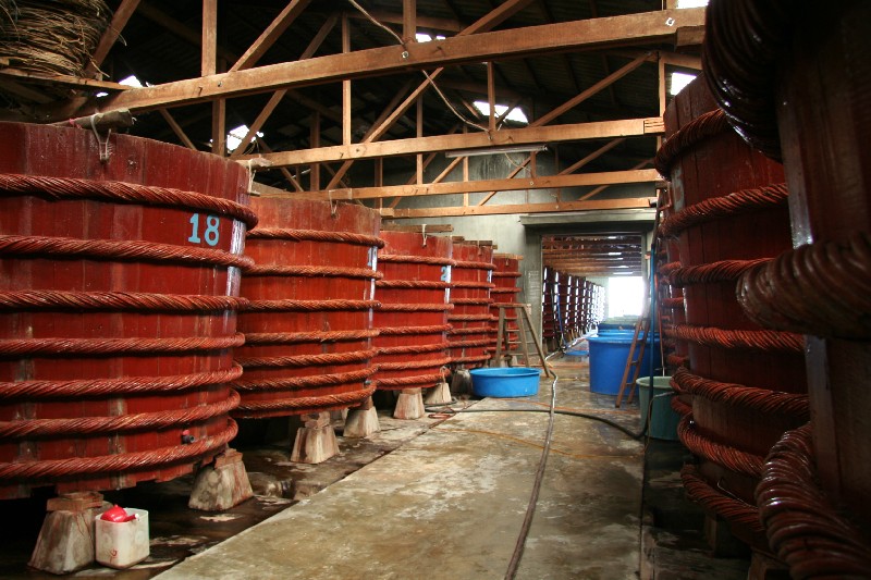 Nước mắm được coi là nguyên liệu không thể thiếu trong nhà bếp của người Việt. Là loại nguyên liệu lâu đời xuất phát từ cá, thông qua quá trình tẩm ướp cầu kỳ và thời gian công phu tạo ra được gia vị vô cùng đặc trưng. Máy đóng gói nước mắm chai ra đời không những giải quyết được quá trình đóng gói tiên tiến mà còn tạo ra các sản phẩm đẹp mắt, đảm bảo được vệ sinh an toàn thực phẩm cho người sử dụng Sơ lược về các loại máy đóng gói nước mắm chai: Trên thị trường hiện nay, có rất nhiều loại nước mắm từ bình dân đến cao cấp, từ vừa ăn đến đậm vị,... rất nhiều thương hiệu ra đời nhằm đáp ứng được nhu cầu tiêu thụ của khách hàng. Đa số lúc trước chưa được phát triển nên việc đóng gói còn sơ sài, mẫu mã còn đơn giản, cách thức đóng gói còn truyền thống,... Nước mắm chủ yếu được người dân miền biển sản xuất chế biến theo phương pháp thủ công và bán tự động, từ quy mô nhỏ sau đó để mở rộng quy mô, cần có hệ thống máy móc hỗ trợ. Máy đóng gói nước mắm chai có rất nhiều định lượng: 2 vòi, 4 vòi,… nó có thể hỗ trợ bạn trong quá trình sản xuất, giá cả lại vô cùng hợp lý với những hộ gia đình, cơ sở không có nhiều chi phí đầu tư. Máy chiết rót nước mắm với nguyên liệu thép không gỉ hoàn toàn không bị ăn mòn bởi muối trong nước mắm. Máy đóng gói nước mắm chai ra đời, giải quyết được vấn đề như về an toàn vệ sinh, làm cho mẫu mã trở nên đa dạng hơn, tăng năng suất sản xuất, giảm được sự thất thoát nguyên vật liệu khi trong lúc đóng gói. Vậy, trên thị trường hiện nay có bao nhiêu loại máy đóng gói nước mắm chai? Hãy cùng An Thành, tìm hiểu cơ bản về các loại đóng gói dưới đây nhé! Máy đóng gói nước mắm chai thủ công: Nước mắm chủ yếu được người dân miền biển sản xuất chế biến theo phương pháp thủ công, từ quy mô nhỏ sau đó để mở rộng quy mô, cần có hệ thống máy móc hỗ trợ. Máy chiết rót định lượng 4 vòi là lựa chọn phù hợp vì nó có thể hỗ trợ bạn trong quá trình sản xuất, giá cả lại vô cùng hợp lý với những hộ gi đình, cơ sở không có nhiều chi phí đầu tư. Với thiết kế tương tự như sản phẩm Máy chiết rót rượu 4 vòi, An Thành cho ra thị trường Máy chiết rót nước mắm 4 vòi định lượng thủ công chuyên dụng dành cho quy mô sản xuất nước mắm nhỏ lẻ, với nguyên liệu thép không gỉ hoàn toàn không bị ăn mòn bởi muối trong nước mắm. Máy đóng gói nước mắm chai thủ công Cấu trúc máy đóng gói nước mắm chai thủ công: Bồn chứa nguyên liệu: Chứa nguyên liệu trước khi chiết rót vào các loại chai, được làm bằng inox 304 không gỉ. Đảm bảo được an toàn vệ sinh thực phẩm Thanh điều chỉnh định lượng: Dễ dàng điều chỉnh dung tích ít nhiều để trong lúc vận hành không bị tràn hoặc không đủ để chiết rót vào chai Bình định lượng Cần chiết Vòi xả đáy: Có thể tháo dỡ toàn bộ các nguyên liệu sau khi đã sử dụng xong hoặc khi nguyên liệu xảy ra vấn đề mà không cần đến vòi hút. Tất cả bước đều được sử dụng thủ công, không cần sử dụng đến điện. Rất dễ sử dụng, không quá cầu kỳ Giá đỡ chai có thể tùy chỉnh để phù hợp với các loại chai lớn nhỏ khác nhau – Công suất trung bình mỗi giờ chiết rót được 600-900 chai, tùy vào dung tích của chai. – Dạng định lượng thủ công không cần dùng điện nhưng độ chính xác cao, dễ dàng trong việc điều chỉnh định lượng. – Nguyên liệu 100% inox SUS304, phù hợp sử dụng trong ngành thực phẩm, phù hợp với mọi điều kiện môi trường, máy dùng để chiết rót nước mắm, hợp vệ sinh đảm bảo yêu cầu của Bộ Y Tế – Công suất 600-800chai/H – Kích thước: 700x450x1300mm – Máy chiết rót gọn nhẹ tiện dụng, từ phụ nữ, người cao tuổi đều sử dụng dễ dàng. Máy có thể chiết cho chai PET, chai thuỷ tinh, bình gốm, vò rượu, nậm rượu, chiết rượu dừa… Máy đóng gói chiết rót nước mắm thủ công có thể sử dụng cho rất nhiều loại khác nhau, phù hợp cho các cơ sở sản xuất nước mắm có chi phí đầu tư không quá lớn, được hỗ trợ vận chuyển lắp đặt trên toàn quốc, bảo hành suốt 12 tháng. Máy chiết rót nước mắmAn Thành với những lợi ích của nó mang lại quả thật là lựa chọn tuyệt vời. Mọi thắc mắc cần được tư vấn xin vui lòng liên hệ với chúng tôi để được hỗ trợ tốt nhất về các thiết bị máy móc cũng như quy trình sản xuất đảm bảo quy định của nhà nước. Máy đóng gói nước mắm chai bán tự động: Đối với thiết bị này ngoài có thể đóng gói nước mắm ta còn thể đóng gói các loại sản phẩm khác như nước sốt, xà phòng, các loại mứt,... Với các đóng gói đa năng như thế nên được nhiều doanh nghiệp tin dùng Các tính năng của máy đóng gói: 1. Máy đóng gói nước mắm chai bán tự động phù hợp với nhiều loại chất lỏng khác nhau, như kem, mứt, mật ong, dầu, dầu gội, kem dưỡng da, nước trái cây,... thông minh và đa dạng trong cách đóng gói 2. Máy chiết rót của chúng tôi hoạt động hoàn toàn bằng khí nén, dễ vận hành, dễ vệ sinh, là mẫu máy chiết rót bán hàng hot với giá cả cạnh tranh. 3. Máy đóng gói nước mắm chai bán tự động của chúng tôi được chứng nhận CE, đáp ứng tiêu chuẩn GMP. 4. Máy đóng gói nước mắm chai bán tự động này có thể điều chỉnh được sẽ phù hợp với các loại chai, chiều cao và hình dạng khác nhau. Có nghĩa là bạn chỉ có thể mua 1 máy để thực hiện công việc chiết rót vào tất cả các chai của bạn. Tiết kiệm không ít chi phí để đầu tư nhiều loại máy khác nhau 5. Các dải điền của máy có thể điều chỉnh , có thể đáp ứng các sản phẩm khác nhau của bạn điền yêu cầu khối lượng. 6. Đầu phun hồ sơ được thiết kế chống rơi, máy có độ chính xác cao. 7. Máy chiết rót piston dọc bán tự động của chúng tôi sẽ được bảo hành 2 năm sau khi bạn nhận được máy, dịch vụ hậu mãi và hỗ trợ kỹ thuật sẽ được cung cấp cho bạn mãi mãi. Nhược điểm: Chỉ có thể đóng gói từng chai một, tốn nhiều thời gian vào vận hành. Năng suất sản xuất chưa được đáng giá cao Quy trình sản xuất không được khép kín, vệ sinh chưa được chắc chắn Ưu điểm: Có thể đóng gói nhiều loại sản phẩm khác nhau, đa năng nên được nhiều doanh nghiệp mới thành lập tin dùng Mức chiết rót định lượng có thể tùy chỉnh Sử dụng được nhiều các loại chai khác nhau Thông số kỹ thuật về máy đóng gói nước mắm chai bán tự động: Tình trạng : Mới Vật liệu đóng gói : Nhựa, kim loại, thủy tinh, thiếc,.... Điện áp : Hoàn toàn bằng khí nén Kích thước (L * W * H) : 1200 * 340 * 500mm Trọng lượng : 26kg Chứng nhận : CE Thành phần cốt lõi : Bình áp suất, xi lanh Chất liệu : Thép không gỉ 304/316 Công suất : 300-1200BPH Phạm vi làm đầy : 2-50ml 10-150ml 30-300ml 50-500ml 100-1000ml Kiểm soát : Điều khiển + Bàn đạp chân Lợi thế : Hoạt động dễ dàng Làm đầy vòi phun : 1/2/4 Độ chính xác điền : ± 0,5% Máy đóng gói nước mắm chai dạng dây chuyền: Máy đóng gói nước mắm chai dây chuyền tích hợp ánh sáng, máy móc, điện và khí đốt, áp dụng nguyên tắc định lượng kiểu piston, với độ chính xác chiết rót cao, vận hành đơn giản và bảo trì thuận tiện. Vật liệu chính của thiết bị là thép không gỉ SS304, đáp ứng các yêu cầu vệ sinh. Tấm acrylic trong suốt được sử dụng trong quá trình trám răng để cách ly với thế giới bên ngoài. Đảm bảo các yêu cầu vệ sinh khi đóng gói sản phẩm Loại chiết rót áp suất này được sử dụng để chiết rót mà không cần lắp đặt bồn chứa cấp cao, giúp đơn giản hóa quá trình lắp đặt và cải thiện hiệu quả chiết rót cho khâu đóng gói. Nó có thể được sử dụng rộng rãi trong sản xuất bao bì tự động của ngành thực phẩm và nước chấm. Dòng máy chiết rót này sử dụng nguyên lý truyền động xi lanh piston, phù hợp để làm đầy các loại nước sốt có độ nhớt cao hơn như tương ớt, nước sốt , nước mắm , nước sốt nấm,... Van xoay chiết rót có thể được tùy chỉnh để đáp ứng các yêu cầu chiết rót của các khách hàng khác nhau. Nó được trang bị phễu trộn nằm ngang để đảm bảo sự đồng đều của nguyên liệu và không bị tách dầu và nước sốt trong quá trình làm đầy. Thiết kế của thiết bị giúp rút ngắn đáng kể khoảng cách chiết rót từ phễu chiết rót đến đầu chiết rót, đồng thời khắc phục được các khuyết điểm về sai số chiết rót lớn trong quá trình chiết rót đối với các nguyên liệu có hàm lượng dầu lớn, chẳng hạn như nhiều dầu trong một số chai và nhiều hơn trong một số chai lọ. Những đặc điểm chính thiết bị: 1. Giá thiết bị sử dụng cấu trúc khép kín, an toàn khi vận hành và vệ sinh khi sử dụng. Dễ lau chùi, vệ sinh sau khi đã vận hành 2. Thiết bị đo lường piston có độ chính xác cao của máy chiết rót nước sốt dạng hạt được điều khiển bởi động cơ servo, chính xác và đáng tin cậy; 3. Nó được làm bằng thép không gỉ SUS304, đáp ứng các yêu cầu của sản xuất thực phẩm. 4. Máy đóng gói nước mắm chai dây chuyền tự động sử dụng các bộ phận làm kín chất lượng cao và các biện pháp chống nhỏ giọt hiệu quả để đảm bảo không nhỏ giọt trên vị trí chiết rót; 5. Thiết bị có hộp chứa nguyên liệu riêng, có thể làm sạch đường ống một cách độc lập, thuận tiện cho việc vệ sinh và tiếp nhiên liệu vào trước khi sử dụng 6. Hệ thống truyền tải điều khiển tốc độ tần số biến đổi Delta của máy chiết rót nước sốt dạng hạt có thể được điều chỉnh theo tốc độ sản xuất theo yêu cầu của doanh nghiệp 7. Đầu chiết rót được trang bị hệ thống quang điện, có thể xác định chính xác trạng thái định vị của các chai chiết rót. Nhận biết việc đổ đầy chai, không có chai sẽ không chiết rót nguyên liệu và không đổ đầy với một số chai khi đầy hoặc lỗi,... Hạn chế được việc thất thoát được nguyên vật liệu 8. Hộp nguyên liệu của Máy đóng gói nước mắm chai dây chuyền có thể lựa chọn và điều chỉnh tốc độ trộn, nên rất tiện lợi khi sử dụng các tốc độ trộn khác nhau. Cấu trúc hình thành về máy đóng gói: Ống SS chịu áp lực cao và đầu chiết rót vệ sinh: Ống 304ss cấp thực phẩm Tắt đầu nạp Với khay thu thập thả Độ chính xác điền đầy cao Vòi Lặn là tùy chọn cho nước sốt sủi bọt, như mật ong 304SS Food contruction, không có góc chết Các vòng đệm và con dấu O chất lượng cao và thực phẩm bên trong đầu phun Van ESG: Đầu nối ba chiều dễ dàng tháo rời, Không có góc chết Van tuổi thọ cao ESG và hiệu suất cao Van ESG để đảm bảo đóng ngắt chính xác và ổn định hơn, và không có góc chết Sutiable cho chất lỏng loãng đến nhớt và nước sốt Hệ thống điều chỉnh miễn phí công cụ: Không cần công cụ điều chỉnh cho các kích thước khác nhau của chai Tất cả các bộ phận điều chỉnh với phép đo và dễ dàng ghi lại Vòi chiết rót dễ dàng di chuyển sang trái và phải đối với hệ thống thanh trượt Điều chỉnh Khối lượng chiết rót bằng một lần chạm và thao tác bằng màn hình cảm ứng Ống chất lượng cao: Thích ứng với thương hiệu vòi hàng đầu thế giới, chẳng hạn như TOYOX. Đặc điểm của ống: Với áp suất đứng của cuộn dây được gia cố SUS316 và cấu trúc được gia cố đặc biệt, nó có khuôn mẫu tuyệt vời và phù hợp với áp suất và truyền tải chân không Khả năng chịu nhiệt cao Nó có thể chịu được chất lỏng có nhiệt độ cao trong vòng 150 ℃ và có thể được sử dụng để làm sạch bên trong của ống đựng thức ăn và sàn nhà (hạn chế có điều kiện) Không có góc chết trên Máy đóng gói nước mắm chai: Bể trên với thiết kế tròn hoặc nửa tròn không có góc chết, dễ dàng vệ sinh hơn Phễu áo khoác đôi tùy chọn Hệ thống trộn tùy chọn Hệ thống CIP tùy chọn Vật liệu thắt 304SS, 316SS cho tùy chọn Trộn và đốt nóng cho thuốc Piston tự động: Làm sạch dễ dàng Không cần dụng cụ để làm sạch các pít-tông đảm bảo loại thực phẩm, tiết kiệm thời gian và sức lao động. Hệ thống CIP là tùy chọn Hệ thống điều khiển Piston Servo công nghệ mới nhất: Sử dụng động cơ servo Panasonic dòng A6 điều khiển piston di chuyển, Nhỏ gọn hơn, nhanh hơn và dễ dàng hơn để điều chỉnh khối lượng chiết rót. Hệ thống điều khiển: Sử dụng điều khiển Schneider PLC và màn hình cảm ứng để đảm bảo hệ thống hoạt động ổn định hơn. PLC cung cấp nhiều thiết bị hoặc kết nối đám mây, an toàn, bảo mật và linh hoạt. Schneider Electric PLC, PAC và bộ điều khiển chuyên dụng dễ dàng lập trình, vận hành, bảo trì và sẵn sàng IIOT. Các tham số về kỹ thuật chính của máy đóng gói nước mắm chai: Tình trạng : Mới Lớp tự động : Tự động Loại điều khiển : Cơ khí Điện áp : 220V Chứng nhận : CE, ISO Công suất máy móc : 4000BPH, 8000BPH, 12000BPH, 2000BPH Độ chính xác điền : ± OI% Thành phần cốt lõi : Động cơ, PLC, bánh răng, bạc đạn, động cơ Các tính năng : Piston điền, thể tích Kiểm soát : PLC + Màn hình cảm ứng Làm đầy vòi phun : 2,4,6,8,10,12,.... Chất liệu : 304SS / 316SS Chức năng : Chiết rót chai Khối lượng chiết rót : 100-1000ml, 1000ml-5000ml Các điều nên lưu ý khi sử dụng máy đóng gói nước mắm chai: - Luôn vệ sinh máy đóng gói sau khi đã sử dụng xong, để đảm bảo được tuổi thọ - Trước khi sử dụng máy, nên tìm hiểu về nguồn điện để tránh bị quá tải gây cháy nổ nghiêm trọng ảnh hưởng đến con người lẫn tài sản của doanh nghiệp - Không nên đặt máy gần nơi có ánh sáng quá nhiều sẽ dễ bị các tác nhân bên ngoài làm ảnh hưởng đến như mưa, gió, bụi,... làm tổn hại đến thiết bị - Nên tìm hiểu cách sử dụng trước khi vận hành, không nên vận hành theo cảm tính để không làm hư hỏng thiết bị - Cần tìm hiểu về các loại máy khác nhau để hiểu rõ về nhu cầu sản xuất của doanh nghiệp mình trước mua thiết bị để tránh lãng phí khi mua về lại không phù hợp Máy đóng gói An Thành mang đến cho bạn các loại máy đóng gói khác nhau, đội ngũ hỗ trợ 24/24: Tiến tới mục tiêu triển khai toàn diện các dịch vụ hỗ trợ và giải pháp đóng gói sản phẩm tự động tại Việt Nam và khu vực, giúp các doanh nghiệp khai thác tối đa tính ưu việt của sản phẩm trong việc sản xuất và phát triển kinh doanh. Ngoài ra, chúng tôi có đội ngũ nghiên cứu R&D đầy nhiệt huyết, luôn áp dụng công nghệ mới nhất nhằm đẩy mạnh triển khai các ý tưởng sáng tạo về quy cách đóng gói của sản phẩm. Địa chỉ: 47/80 Ao Đôi, Khu Phố 06, Phường Bình Trị Đông A, Quận Bình Tân, TP.HCM Email: anthanhsale01@gmail.com Điện thoại: 0903103922 Hotline: 0903103922 Website: https://www.packvn.com/ – https://maydonggoi.vip/ Facebook: https://www.facebook.com/maydonggoianthanh Pinterest: https://www.pinterest.com/donggoianthanh/_saved/ Instagram: https://www.instagram.com/maydonggoianthanh/ Twitter:https://twitter.com/donggoianthanh Linkedin: https://www.linkedin.com/in/may-dong-goi-bao-bi-an-thanh/ Youtube: Máy đóng gói An Thành – YouTube.