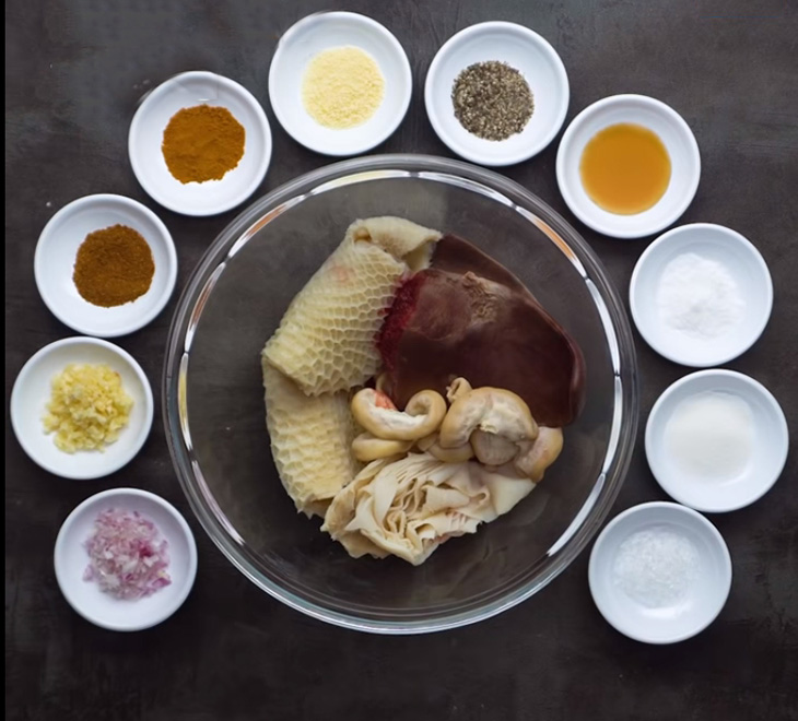 Phá lấu (tiếng Trung: 拍滷; Bạch thoại tự: phah-ló̍) là một món ăn khá quen thuộc xuất xứ Trung Quốc và được biết đến ở các tỉnh thành miền nam Việt Nam, đặc biệt là ở Sài Gòn. Phá lấu được làm từ lưỡi, tai, ruột cho đến bao tử của heo, bò hay vịt. Phá lấu thường được ăn kèm với bánh mì, cơm, cháo...  Phá lấu bò là một món ăn vặt đường phố được nhiều người yêu thích. Phá lấu dễ ăn nhưng sẽ ngon hơn khi ăn cùng với bánh mì hoặc bún, mì. Thường được bán rải rác trước cổng trường, ven đường phố với những nồi nước dùng bốc nghi ngút khói, thoang thoảng mùi thơm ngòn ngọt đặc trưng của ngũ vị hương và nước cốt dừa. Chỉ có thế thôi nhưng cũng đủ để khiến bao thế hệ học sinh, sinh viên Sài Gòn hằn sâu trong ký ức, nôn nao mỗi khi nhớ về.  Tuy nhiên,  cách nấu phá lấu không dễ ở chỗ phải khử được hết mùi tanh của nội tạng, tăng giảm gia vị sao cho đậm đà, thơm ngon, ngọt vị mà không bị ngấy.  Hãy cùng A Thành học ngay cách nấu phá lấu lòng bò thơm ngon trọn vị tại với cách nấu tại nhà dưới đây để thưởng thức và ôn lại kỉ niệm nhé!  Nguyên liệu chuẩn bị nấu phá lấu bò: 500g dừa nạo ( hoặc có thể mua trực tiếp nước cốt dừa ép sẵn bên ngoài về) Nước dừa tươi 50g gừng 2kg lòng bò (lá sách, khăn lông, lách, gân) Gia vị: bột ngũ vị hương, bột cà ri, cà ri dầu, lá cà ri, hoa hồi, quế, bông tai vị, muối, đường, bột ngọt, hạt nêm, tiêu, ớt băm, tỏi băm, hành băm, riềng xay, nước màu. Các bước thực hiện: Làm nước cốt dừa:  - Bạn đem 500g dừa nạo bóp thật kỹ (không cho thêm nước) rồi vắt lấy khoảng 300ml nước cốt. Tiếp theo, cho thêm nước vào vắt thêm khoảng 2 – 4 lít nước dão tùy vào lượng thịt bò.  Sơ chế nguyên liệu:  - Cắt sạch phần mỡ nếu còn dính trên lòng bò. Ngâm lòng bò cùng với rượu đã được pha loãng cùng với giấm. Thêm vào một vài lát gừng thái lát mỏng, bóp thật kỹ để loại bỏ bớt nhớt và khử được mùi hôi.  - Sau đó bạn xả thật sạch lại cùng với nước lạnh, rồi để cho ráo nước.  Lưu ý: Riêng đối với gan bò thì bạn nhớ chú ý nên rửa nhẹ tay để gan sẽ không bị nát.  - Hành tây với hành tím, tỏi thì bạn bóc vỏ đem rửa sạch rồi thái nhỏ.  - Gừng thì cạo sạch vỏ rồi đem rửa sạch, đập dập.  - Sả bạn tước bỏ những lá già đem rửa sạch, đập dập rồi bạn thái nhuyễn.  Luộc lòng bò:  - Đun sôi nước lên, cho tiếp gừng đập dập vào, 1 muỗng muối, quế, hoa hồi, tiểu hồi, thảo quả, đinh hương, vỏ quýt vào trong nồi nước đang sôi.  - Cho tiếp lòng bò vào luộc, đợi đến khi thấy nước đã sôi trở lại thì bạn vớt ra, và xả sạch lại cùng với nước.  Lưu ý: Để món phá lấu bò của chúng ta không bị hôi, trong lúc bạn luộc lòng bò thì bạn có thể cho thêm vào 1 muỗng rượu trắng, thêm hành tây và gừng đập dập vào luộc chung.  Luộc lòng phải ngập trong nước, đun với lửa nhỏ liu riu để khử được hết mùi của lòng bò. Sau khi mà trụng qua cùng với nước thì bạn vớt lòng bò ra xả nước thêm lần nữa, để cho ráo rồi bạn cắt thành những miếng có kích cỡ vừa ăn. Ướp lòng bò với các nguyên liệu:  - Trộn đều hỗn hợp gia vị gồm: 1/2 muỗng canh ngũ vị hương, 1/2 muỗng canh bột cà ri, 1 muỗng canh muối, 1 muỗng canh đường, 1 muỗng canh bột ngọt, 1 muỗng canh hạt nêm, 1 muỗng cà phê tiêu, 1 hũ cà ri dầu, 1/2 muỗng canh ớt xay, 1/2 muỗng canh tỏi băm, 1/2 muỗng canh hành băm, 1 muỗng canh riềng xay.  Với những miếng lòng bò to, bạn đem cắt đôi. Sau đó đem lòng bò ướp với hỗn hợp gia vị trên, thêm vào vài giọt nước màu cam, 1 muỗng canh nước mắm rồi tiếp tục trộn đều.  - Ướp lòng bò khoảng ít nhất 1 giờ cho ngấm gia vị. Sau đó đun nóng khoảng 150ml dầu ăn, thêm 1 muỗng canh hành băm, 1 muỗng canh tỏi băm, 1 muỗng canh riềng xay, 1-2 bông tai vị, 2 miếng quế nhỏ cỡ ngón tay út, lá cà-ri và, phi thơm thì cho lòng bò vào chiên cho săn lại.  Nào bắt tay vào thực hiện nấu phá lấu bò nào:  - Làm nóng dầu ăn ở trên chảo, rồi phi thơm hành, tỏi sau đó cho lòng bò vừa ướp gia vị vào để chiên nóng. Khi thấy gia vị cũng đã bám đều lên trên lòng bò thì bạn tắt bếp.  - Dừa tươi được đun thật sôi, sau đó gắp lòng bò bạn vừa chiên vào trong nồi. Đun tiếp đến khi thấy nước sôi thì bạn vặn nhỏ lửa rồi hầm liu riu. Mở nắp nồi ra trong khi bạn hầm để nước sẽ không bị đục, nhớ chú ý bạn cần vớt bọt liên tục để nước dùng sẽ được trong hơn.  - Nấu trong như vậy trong 1 tiếng cho đến khi bạn thấy lòng bò đã mềm thì bạn thêm vào 300ml nước cốt dừa, nêm nếm lại các gia vị với một ít muối, thêm đường cho vừa ăn rồi bạn tắt bếp.  Cách pha nước chấm qua trọng không kém:  - Đun sôi khoảng 100ml nước trên bếp, cho tiếp vào 30g me. Nấu trong 5 phút rồi lấy bạn vớt me ra để dằm nhuyễn sẽ tạo thành nước cốt me. Nước mắm me tắc sẽ được pha theo tỉ lệ sau:  Cho 2 muỗng đường cùng với 2 muỗng nước nước tắc, 1 muỗng nước mắm vào trong bát rồi bạn khuấy đều hết lên cho gia vị được tan hoàn toàn. Phi thơm hành tím cùng với tỏi, sả được băm nhuyễn rồi bạn đổ vào trong bát nước cốt me. Có thể cho thêm vài lát ớt băm nếu mà bạn thích ăn cay nha.  Bên cạnh nước chấm me, ta có thể làm nước chấm với tắc ( quất) cho ta thêm khẩu vị mới lạ. Hoặc có một số bạn không thích ăn chua, ta có thể ăn kèm với muối tiêu.  - Hòa tan hỗn hợp gồm: 1 muỗng đường, 1 muỗng nước mắm, 1 muỗng nước cốt chanh hoặc quất (tắc) vào 1 cái chén nhỏ. Nếu thấy mặn bạn có thể chế thêm 1-2 muỗng nước lọc.  Sau khi đường tan hết thì cho ớt xay nhuyễn vào. Với cách làm này ớt sẽ nổi lên trên bề mặt, giúp bát nước chấm của bạn nhìn đẹp mắt hơn. Trình bày và thưởng thức:  - Cắt phá lấu bò ra bát vừa ăn và bạn chan nước dùng vào. Dùng một chút nước chấm me tắc để chấm là hết sẩy.  - Có thể ăn kèm cùng với bánh mì hoặc bún. Hoặc có thể xào mì gói lên và ăn kèm để thay đổi khẩu vị. Phù hợp hơn với các cách khác nhau của mỗi bạn.  Yêu cầu thành phẩm:  - Món phá lấu bò có nước dùng màu nâu sậm, nhìn sóng sánh đẹp mắt là đủ ngon.  - Lòng bò sẽ thấm gia vị đậm đà, có hương vị ngọt tự nhiên, thoang thoảng chút cay cay, vị mặn mặn và có một mùi thơm đặc trưng rất cuốn hút đấy nha.  - Múc phá lấu bò ra chén và ăn kèm với bánh mì hoặc rau răm, muối tiêu chanh hoặc nước chấm chua ngọt.  Mẹo nhỏ giúp món phá lấu bò ngon hơn:  - Múc món phá lấu bò ra bát và cho thêm một ít rau răm để tăng thêm hương vị khó cưỡng. Món này bạn có thể ăn kèm với bánh mì, rau sống và nước chấm được làm ở trên. Bạn nên thưởng thức món ăn này khi nóng sẽ giữ được mùi thơm đặc trưng.  - Khử mùi hôi của lòng bò với sả:  Lòng bò đem về chỉ cần chà rửa sạch với muối. Lấy mấy tép sả đập dập bỏ vào nước nấu cho sôi, đem lòng bò trụng qua, rồi xả sạch lòng bò với nước lạnh, xong các bạn mới đem nấu. Với những phần nội tạng khác của bò như lá xách, tổ ong, khăn lông các bạn cũng có thể áp dụng cách này. Sau khi trụng với nước sả để khử sạch mùi, các bạn có thể cho vào ngăn đá tủ lạnh và lấy ra chế biến dần mà không ảnh hưởng quá nhiều đến độ thơm ngon của nguyên liệu.  - Khi mua xách bò, bạn không nên mua loại quá trắng vì có khả năng loại đó đã bị xử lý bằng hóa chất tẩy trắng. Bạn nên mua phần xách bò màu ngà ngà, nếu bạn muốn làm xách bò trắng hơn để thêm phần ngon mắt thì có thể dùng nước vôi trong để chà rửa. Sau đó các bạn đem xách bò rửa thật sạch với nước rồi để ráo. Bạn tuyệt đối không dùng vôi bột vì dạng vôi này sẽ gây độc cho cơ thể.  Chúc các bạn thực hiện thành công món ăn này nhé! Hãy theo dõi An Thành, chúng tôi sẽ thường xuyên chia sẻ các món ăn khác đến với bạn.  CÔNG TY TNHH SẢN XUẤT – THƯƠNG MẠI – DỊCH VỤ – AN THÀNH  Địa chỉ: 47/80 Ao Đôi, Khu Phố 10, Phường Bình Trị Đông A, Quận Bình Tân, TP.HCM  Email: anthanhsale01@gmail.com  Điện thoại: 0903103922  Hotline: 0906312325  Website: https://www.packvn.com/ – https://maydonggoi.vip/  Facebook: https://www.facebook.com/maydonggoianthanh  Pinterest: https://www.pinterest.com/donggoianthanh/_saved/  Instagram: https://www.instagram.com/maydonggoianthanh/  Twitter: https://twitter.com/donggoianthanh  Linkedin: https://www.linkedin.com/in/may-dong-goi-bao-bi-an-thanh/  Youtube: Máy đóng gói An Thành – YouTube.