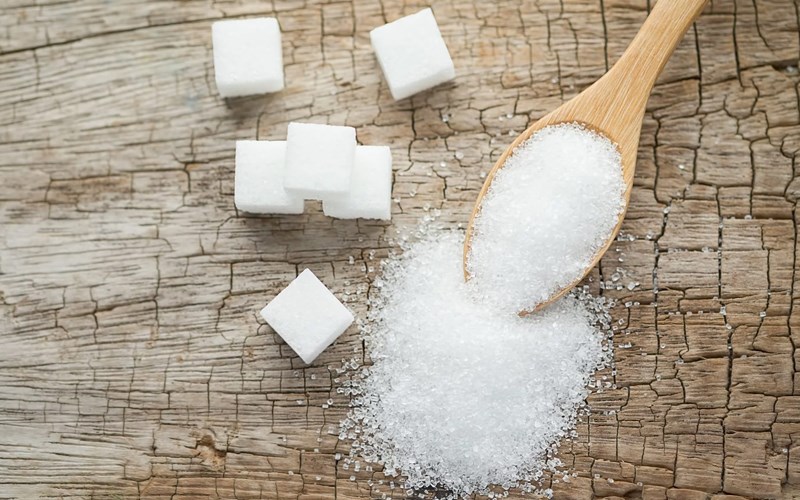 Đường có tên hóa học là monosacarit, bao gồm glucose, fructose và galactose. Chúng là các hợp chất óa học ở dạng tinh thể thuộc nhóm phân tử cacbohydrat. Các ví dụ phổ biến là sucrose (đường ăn) (glucose + fructose), lactose (glucose + galactose) và maltose (hai phân tử glucose). Trong cơ thể, đường hỗn hợp được thủy phân thành đường đơn giản.  Củ cải đường (củ dền) có chứa đường nhưng ít được sử dụng để làm đường. Nên ít ai nghĩ rằng chúng có thể làm tạo ra đường Đường được tìm thấy trong các mô của hầu hết các loại thực vật. Mật ong và trái cây là nguồn tự nhiên dồi dào của các loại đường đơn giản không giới hạn.  Đặc biệt tập trung nhiều trong mía, củ cải đường và thốt nốt, làm cho chúng trở nên lý tưởng để chiết xuất thương mại hiệu quả để làm đường tinh luyện. Năm 2016, sản lượng thế giới kết hợp của hai loại cây trồng này là khoảng hai tỷ tấn. Maltose có thể được sản xuất bằng hạt malting. Lactose là loại đường duy nhất không thể được chiết xuất từ thực vật. Nó chỉ có thể được tìm thấy trong sữa, bao gồm cả sữa mẹ và trong một số sản phẩm sữa.  Đường được biết là thực phẩm được dùng nhiều, chúng giúp tạo ra các món ăn ngon. Cách sản xuất và đóng gói chúng có nhiều phương pháp nhưng đa số sử dụng cách truyền thống bằng tay cho nên năng suất chưa được cao, bao bi mẫu mã chưa thu hút được người tiêu dùng.  Máy đóng gói đường túi 1kg hay túi đường khác ra đời cho ta có thể tạo ra các sản phẩm thu hút sự chú ý của khách hàng hơn, tiết kiệm được chi phí phát sinh không đáng có trong khi đóng gói. Việc lưu trữ cũng trở nên dễ dàng hơn khi các tác nhân từ bên ngoài không ảnh hưởng đến bên trong sản phẩm. Giữ được lâu hơn và thuận tiện trong việc di chuyển đi xa.  Có rất nhiều máy đóng gói đường túi 1 kg khác nhau, cho nên trước khi bạn đầu tư hãy tìm hiểu kỹ các thông tin để không mua lầm thiết bị cho doanh nghiệp của bạn.  Máy đóng gói đường túi 1kg dạng đứng:  Thiết bị có thể đóng gói ngoài các sản phẩm bột, vật thể rắn, dạng khối, dạng sệt, chất lỏng,... phù hợp với tất cả các bao bì như túi dạng túi, dạng hộp, túi 3-4 biên,...     Các đặc điểm khi thiết bị khi vận hành:  1. Toàn bộ máy tính thiết kế là hơn tối ưu hóa cho hoạt động thuận tiện hơn.  2. Máy nhỏ gọn cấu trúc để biết thêm làm việc ổn định.  3. Với chất liệu từ inox SS304 không gỉ khung máy với cát thổi điều trị nhận ra đẹp xuất hiện.  4. Thành phần quan trọng được thiết kế đặc biệt, nhanh chóng tốc độ đóng gói.  5. Servo kiểm soát hệ thống: Thông Minh điều chỉnh với độ chính xác cao hơn là linh hoạt hơn cho đóng gói sản phẩm khác nhau.  6. Các loại túi: túi 3 bên con dấu túi, túi gối (W/O treo lỗ, và chuỗi gói tùy chọn)  7. Làm đầy hệ thống: Multi-Đầu định lượng, quy mô khoan, thể tích cup Filler, bơm chất lỏng và như vậy.  Cấu trúc máy đóng gói đường túi 1kg:  Bag former: Túi trước đây  Mid sealing assembly: Cụm niêm phong giữa  Intuitive HMI display: Màn hình HMI trực quan  End sealing assembly: Kết thúc lắp ráp niêm phong  Electric control box: Hộp điều khiển điện  Các bộ phận khác nhau máy đóng gói đường túi 1kg:  Các loại khác nhau của bộ điền máy là tùy chọn để làm việc với các máy đóng gói, chẳng hạn như  Đa đầu định lượng Quy mô khoan Thể tích cup Filler Bơm chất lỏng  Ngoài ra, cấu hình với các loại khác nhau của nâng lên, nền tảng làm việc và xả băng tải là sở thích sự lựa chọn cho hầu hết các của các doanh nghiệp.  - Khung máy được làm bằng 3mm & 5mm Độ dày thép không gỉ, thực hiện bảo vệ mạnh mẽ và hoạt động ổn định.  - Tích hợp chất liệu inox SS304 không gỉ, đảm bảo được chất lượng vệ sinh trong sản xuất.  - Máy với servo điều khiển phim kéo và tải phim thiết kế, đạt được chính xác, nhanh chóng và ổn định ăn phim.  Máy đóng gói đường túi 1kg đa năng:  Các chức năng của các hệ thống đóng gói chủ yếu là truyền đạt, có trọng lượng, túi hình thành, làm đầy và túi niêm phong. Sự linh hoạt của nó cho phép bạn để tùy chỉnh máy tính của bạn để đáp ứng yêu cầu riêng của bạn!  Là phù hợp cho tất cả các loại của các túi làm bằng nhựa cuộn phim, chẳng hạn như túi gối, Side miếng vải hình tam giác túi, Quad niêm phong túi và như vậy trên  Bên cạnh đó, bằng cách kết nối với khác nhau. Thiết bị nặng của các hệ thống đóng gói có thể xử lý các sản phẩm khác nhau, chẳng hạn như bột, đồ ăn nhẹ, sấy khô rau hoặc trái cây, thực phẩm căng phồng, chất lỏng nước sốt, nước giải khát, vv  Tính năng thiết bị có gì nổi bật?  1. Màn hình cảm ứng thông minh PLC điều khiển với màn hình cảm ứng giao diện.  2. Điều khiển Servo phim giao thông vận tải.  3. Điều khiển khí nén và niêm phong hàm tạo ra sản phẩm đẹp mắt và thu hút.  4. Máy in date và phim hệ thống cho ăn đồng bộ. Giúp các sản phẩm tạo ra sản phẩm đồng nhất, thuận lợi cho sự di chuyển xa.  5. Một cách nhanh chóng thay đổi một cho tuis.  6. Con mắt đah dấu eye đánh dấu cảm biến cho bộ phim theo dõi.  7. Khung thép không gỉ SS304 không gỉ, tạo sự an tâm cho khách hàng khi sử dụng.  ** Vật liệu đóng gói của máy đóng gói đường túi 1kg:  - Con dấu nhiệt cuộn phim  -  Hai lớp PE  - Nhiều lớp phim  - Túi Phong cách: Đứng túi gối, túi với lỗ, miếng vải hình tam giác, vuông đáy túi, túi chuỗi.  - Làm đầy Hệ Thống: Phù hợp với hầu hết các chất độn cho khô hoặc chất lỏng ứng dụng:  - Khoan chất độn.  - Cup chất độn.  - Quy mô tuyến tính.  - Kết hợp nặng.  Giải pháp tốt nhất theo để sản phẩm của bạn tính di động, độ nhớt, mật độ, khối lượng, kích thước,... của máy đóng gói đường túi 1kg: A. Giải pháp đóng gói bột: Servo Vít Khoan Phụ là chuyên ngành cho bột làm đầy chẳng hạn như chất dinh dưỡng bột, gia vị bột, bột mì, thuốc bột vv. B. Giải pháp đóng gói chất lỏng: Bơm Piston Phụ là chuyên ngành cho làm đầy chất lỏng chẳng hạn như nước, nước trái cây, giặt chất tẩy rửa, nước sốt cà chua vv. C. Giải pháp đóng gói dạng rắn: Kết hợp đầu đa định lượng là chuyên ngành cho rắn điền chẳng hạn như kẹo, các loại hạt, mì ống, trái cây sấy khô và rau vv. D. Giải pháp đóng gói dạng hạt: Thể tích Cup Filler là chuyên ngành cho hạt làm đầy chẳng hạn như hóa chất, đậu, muối, gia vị vv. Máy đóng gói đường túi 1kg tự động:  Thể Tích cup máy đóng gói là thích hợp cho các sản phẩm chẳng hạn như hạt căng phồng chip, hạt gạo, trái cây sấy khô, đậu, các loại hạt, muối, đường, trà, hạt giống,...  Có thể chia thiết bị thành 2 loại căn cứ theo bộ phận định lượng: a. Máy đóng gói đường túi 1kg dùng cốc đong định lượng: Có thể dùng cốc đong để định lượng đường bởi đường có hạt nhỏ và tương đối đồng đều về kích thước. Loại thiết bị này có ưu điểm là giá thành rẻ, dễ thao tác. Các doanh nghiệp với quy mô vừa và nhỏ có thể tham khảo để sử dụng loại máy này b. Máy đóng gói đường túi 1kg dùng cân định lượng điện tử: Loại máy này chuyên được dùng để đóng gói các túi đường 1kg. Thiết bị phù hợp với các phân xưởng, các nhà máy công nghiệp có quy mô lớn. Ưu điểm: của loại máy này là độ chính xác cao do dùng cân định lượng điện tử để định lượng. Thành phẩm đầu ra đúng tiêu chuẩn về khối lượng, không quá thiếu hay quá thừa nguyên liệu. Từ đó giúp tiết kiệm chi phí và tối ưu hóa sản xuất. Bên cạnh đó, với công nghệ tiên tiến, hiện đại, máy đảm bảo hoạt động ổn định và dễ dàng thao tác, điều chỉnh linh hoạt. Cấu tạo máy đóng gói đường túi 1kg có điểm gì khác biệt?  1. Volume cup: Thể tích cốc  2. Bucket elevator: Gầu thang máy  3. Bag former: Túi cũ  4. Machine host: Máy chủ  5. Conveyor: Băng tải  Hình Ảnh chi tiết hơn về máy đóng gói đường túi 1kg: 1.Volum Cup: Khối lượng cốc có thể acutomatically Hoàn thành các sản phẩm của đo, đơn giản cho hoạt động Điều chỉnh âm lượng cup cup đo lường hệ thống trọng lượng chính xác bằng hạt bao bì 2. Thang máy: Tự động dừng nếu không có sản phẩm ăn Thuận tiện giao thông vận tải của vật liệu, tiết kiệm thời gian và lao động. 3. Túi cũ: Độ chính xác cao của máy làm túi, lỗi này là ít hơn so với 0.5mm Các loại khác nhau của túi Bộ tạo hình cho khách hàng để lựa chọn cho gối-có hình dạng túi, treo lỗ túi xách, gusseted túi xách, và thậm Chí cả túi xách, vv. 4. Máy chủ: Phù hợp hơn cho bao bì vật liệu khác nhau Tự động chức năng chỉnh sửa, tiết kiệm thời gian, lao động, bộ phim, thông minh hơn hoạt động Dual mã hóa cho hiệu suất ổn định hơn 5. Băng tải máy đóng gói đường túi 1kg: Thuận tiện cho Giao thông vận tải của hoàn thành sản phẩm Giảm chi phí lao động Làm giảm các tác động lực lượng trên sản phẩm đã hoàn thành. Ưu điểm của máy đóng gói đường túi 1kg: Chi phí đầu tư thấp, thời gian thu hồi vốn nhanh Nhỏ gọn phù hợp với hộ kinh doanh cá thể Dễ dàng vận hành, sử dụng Phụ kiện dễ dàng thay thế Dễ dàng vệ sinh Độ chính xác cao nhất đối với những sản phẩm có hình dáng không đồng nhất, và tỉ trọng riêng sản phẩm không đồng nhất. Nhược điểm của máy: Độ chính xác phụ thuộc vào tần số rung động của cân Tốc độ đóng gói thấp, maximum 20 sản phẩm/ phút  Ngoài ra, bạn có thể tham khảo máy đóng gói đường que  Khi bạn chưa biết tìm ở đâu mua máy đóng đường túi 1kg, hãy liên lạc với chúng tôi:  Công ty Máy Đóng Gói An Thành luôn trân trọng giá trị nền tảng cho sự phát triển, đó là các cơ hội được hợp tác với Quý khách hàng. Và không có bất kỳ khó khăn nào có thể ngăn cản chúng tôi mang lại những giá trị tiện ích phù hợp với mong muốn và lợi ích của Quý khách hàng. Chúng tôi tin tưởng rằng với tập thể An Thành đoàn kết, vững mạnh và sự ủng hộ của Quý khách hàng, An Thành chắc chắn sẽ gặt hái được nhiều thành công hơn nữa trong tương lai.  CÔNG TY TNHH SẢN XUẤT – THƯƠNG MẠI – DỊCH VỤ – AN THÀNH  Địa chỉ: 47/80 Ao Đôi, Khu Phố 10, Phường Bình Trị Đông A, Quận Bình Tân, TP.HCM  Email: anthanhsale01@gmail.com  Điện thoại: 0903103922  Hotline: 0906312325  Website: https://www.packvn.com/ – https://maydonggoi.vip/  Facebook: https://www.facebook.com/maydonggoianthanh  Pinterest: https://www.pinterest.com/donggoianthanh/_saved/  Instagram: https://www.instagram.com/maydonggoianthanh/  Twitter: https://twitter.com/donggoianthanh  Linkedin: https://www.linkedin.com/in/may-dong-goi-bao-bi-an-thanh/  Youtube: Máy đóng gói An Thành – YouTube.
