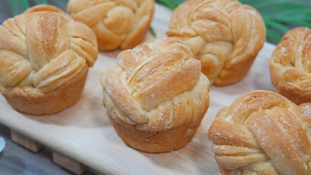 Bánh mì Đan Mạch Danish Pastry nhưng lại có nguồn gốc và công thức chế biến từ nước Áo bởi những người thợ làm bánh vào những năm 1850. Với kĩ thuật cán mỏng của Vienna được áp dụng và sự mới lạ như vậy, người Đan Mạch gọi loại bánh ngọt này là "wienerbrød" (bánh mì Vienna).